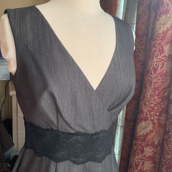 Classic woman’s dress with lace detail - Picture 2 of 3
